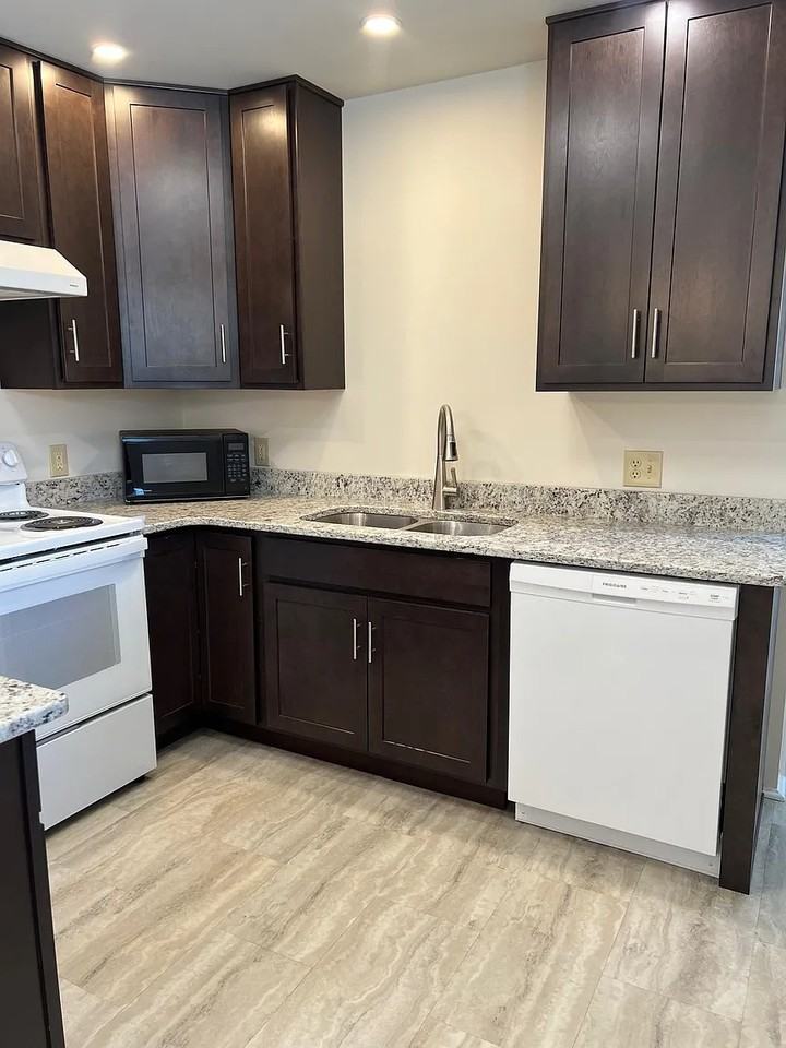 152 Robinson St - Photo 3 of 21