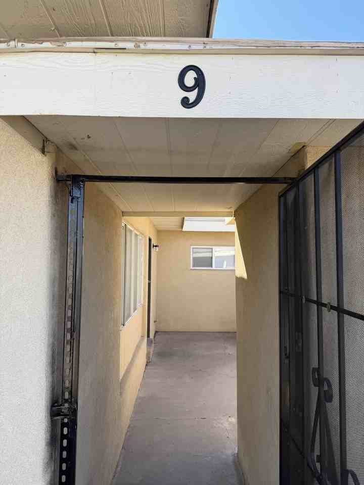 1100-1104 Palomas Dr Se - Photo 2 of 16