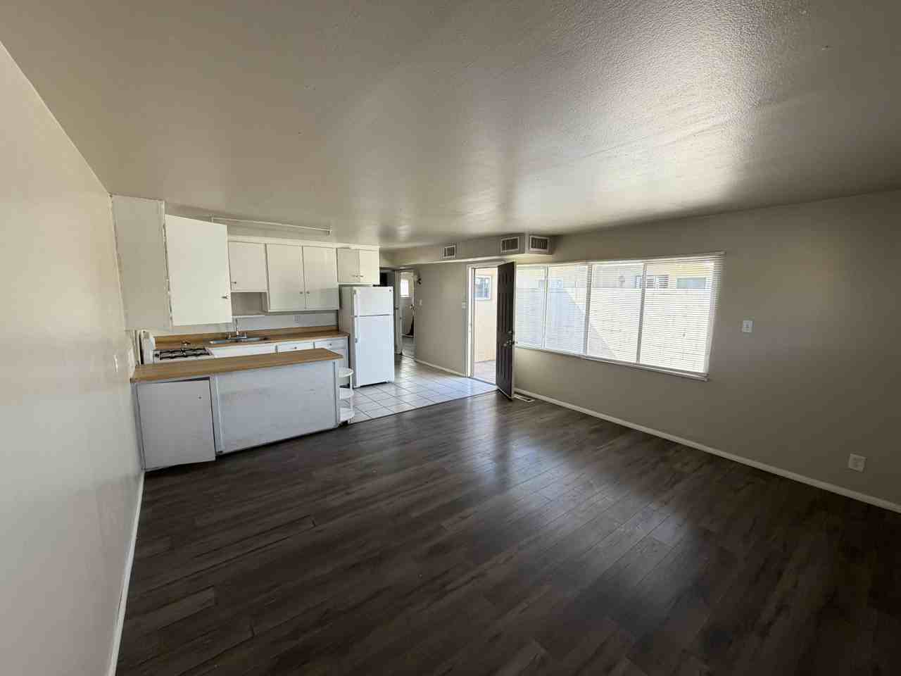 1100-1104 Palomas Dr Se - Photo 5 of 16