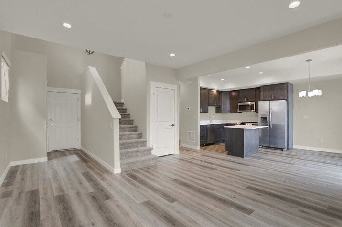 3780 Venice Grv - Photo 3 of 28