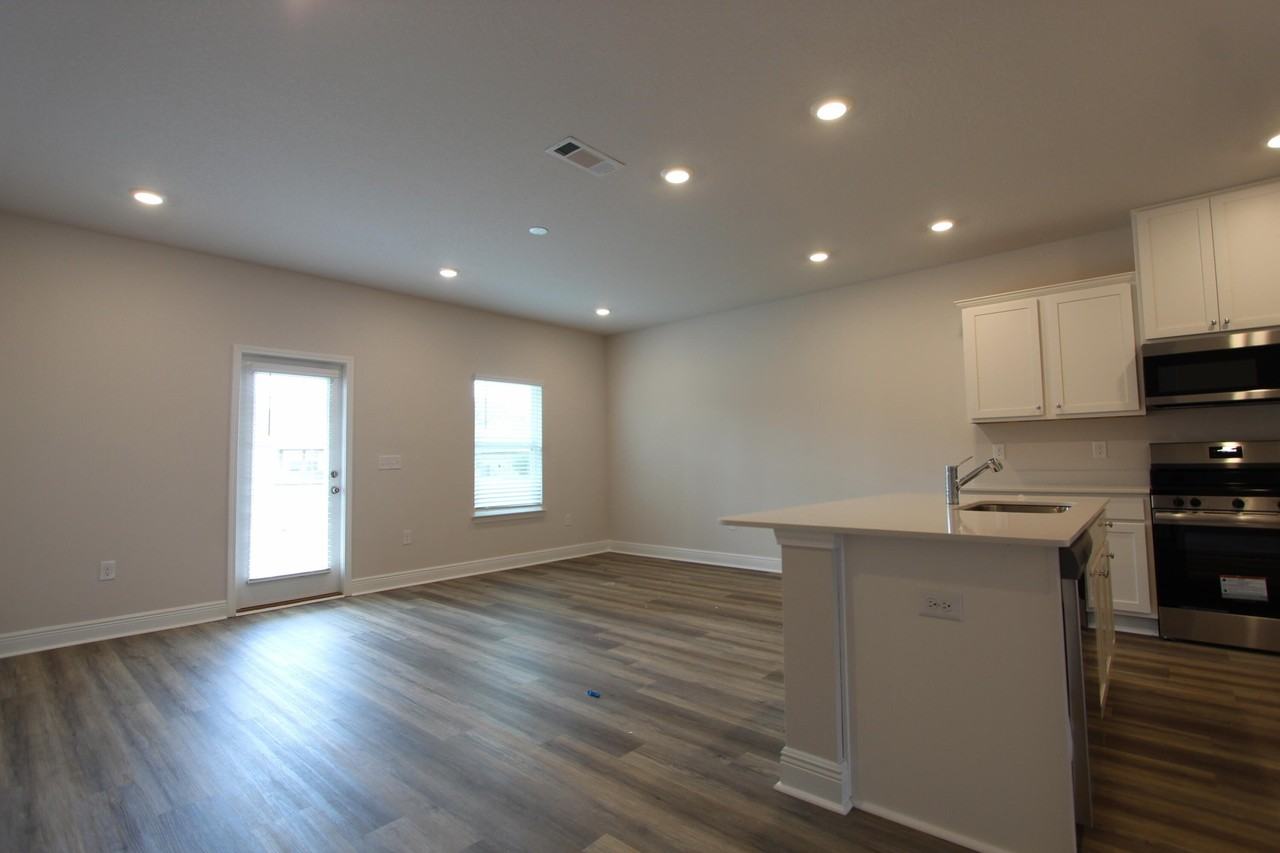 323 Callie Dr - Photo 4 of 28