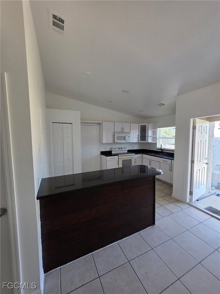 1248 Columbus Blvd Apt B #B - Photo 5 of 16