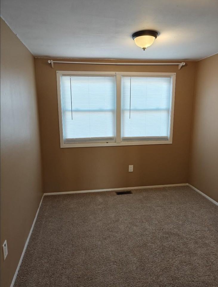 1813 Brentwood Dr - Photo 3 of 9