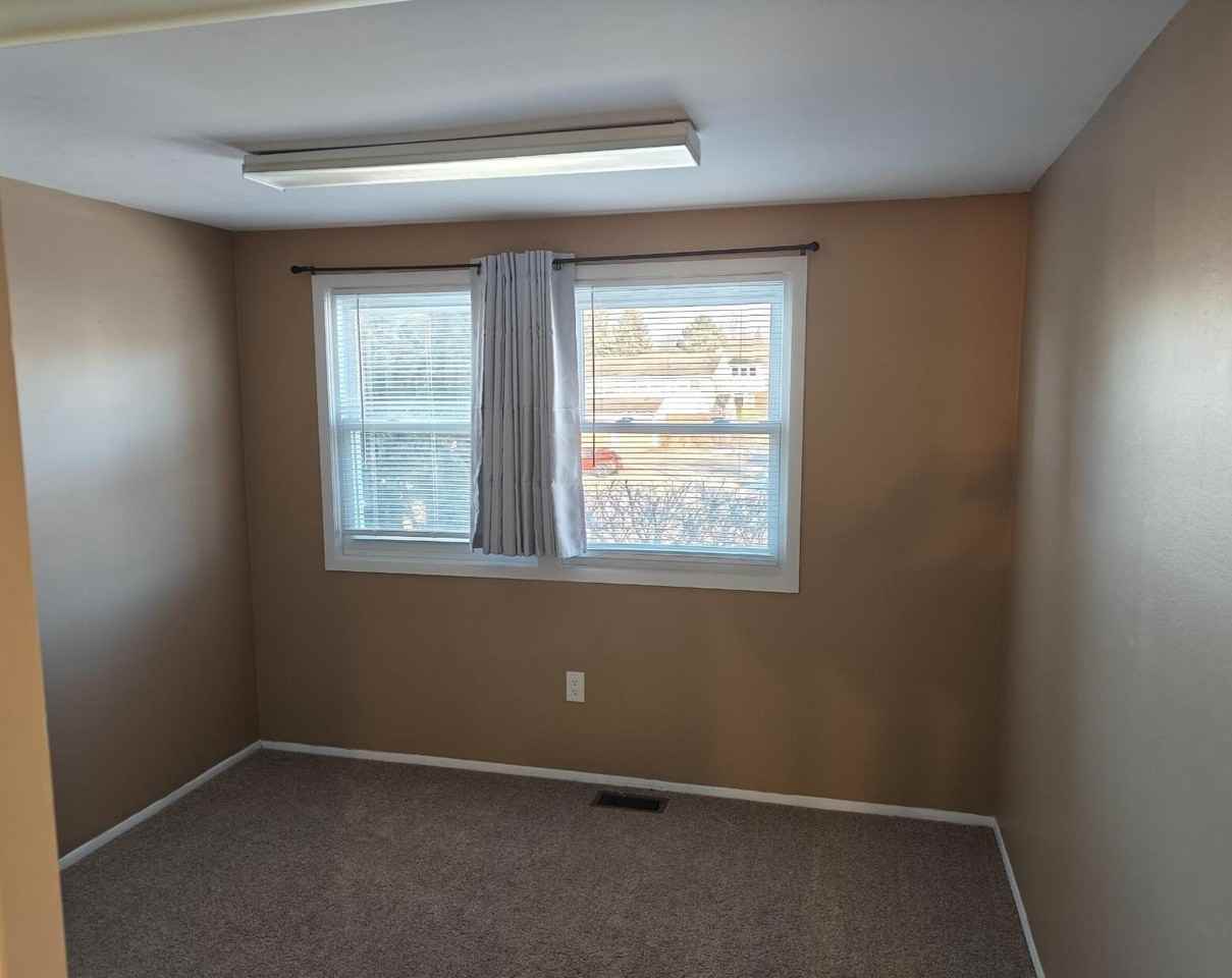 1813 Brentwood Dr - Photo 4 of 9