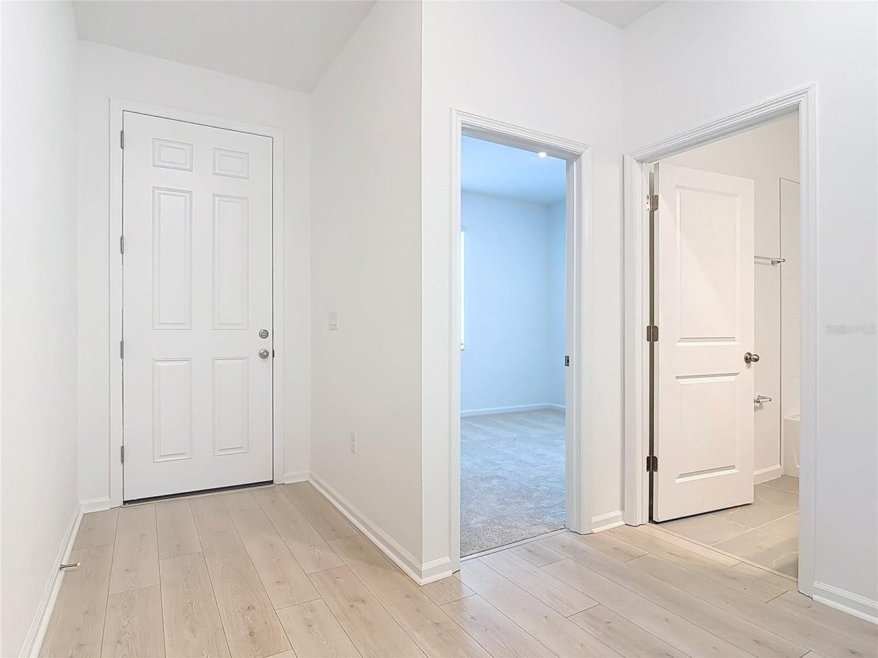 2950 Supermarine Rd - Photo 3 of 41