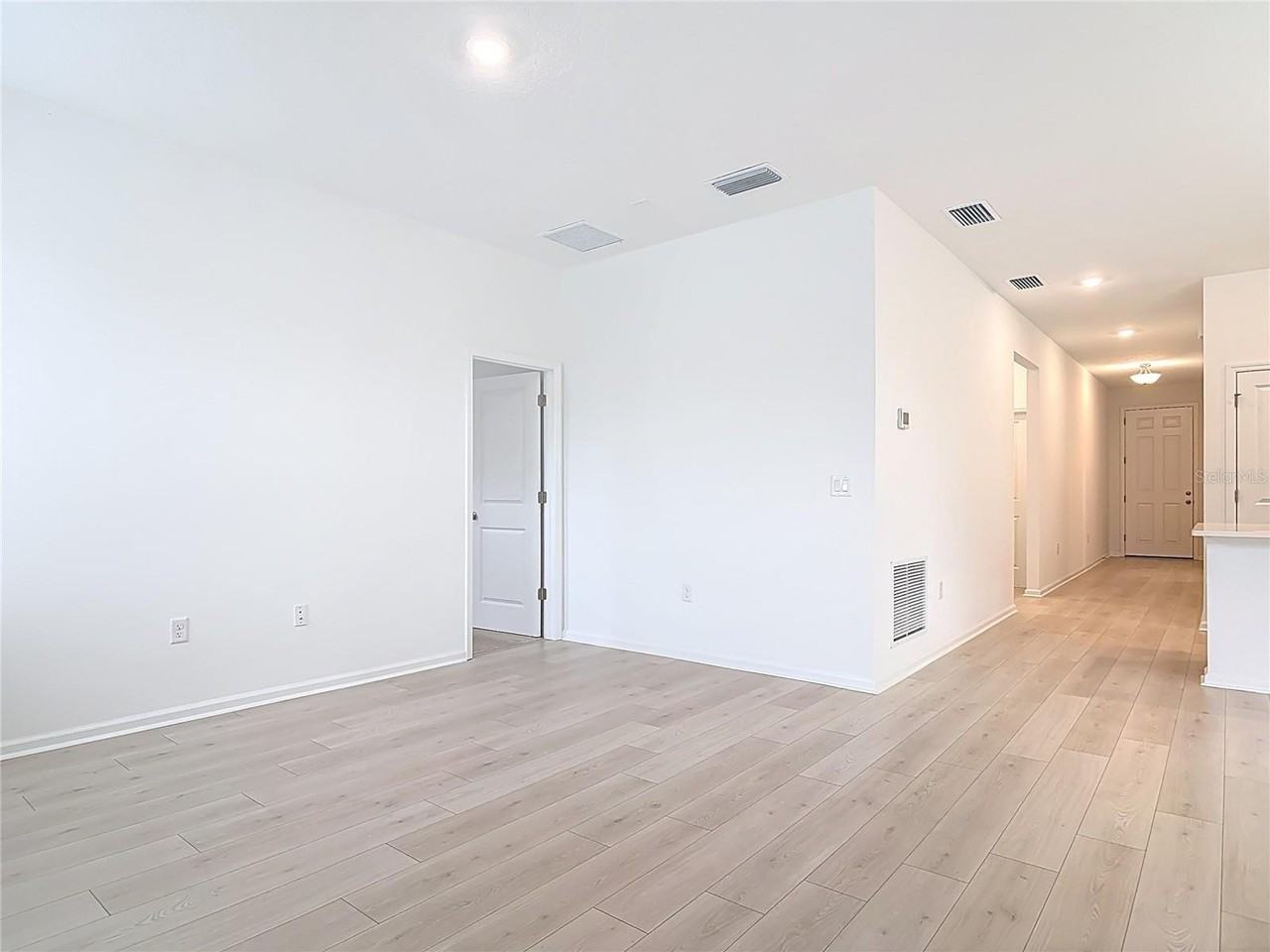 2950 Supermarine Rd - Photo 5 of 41