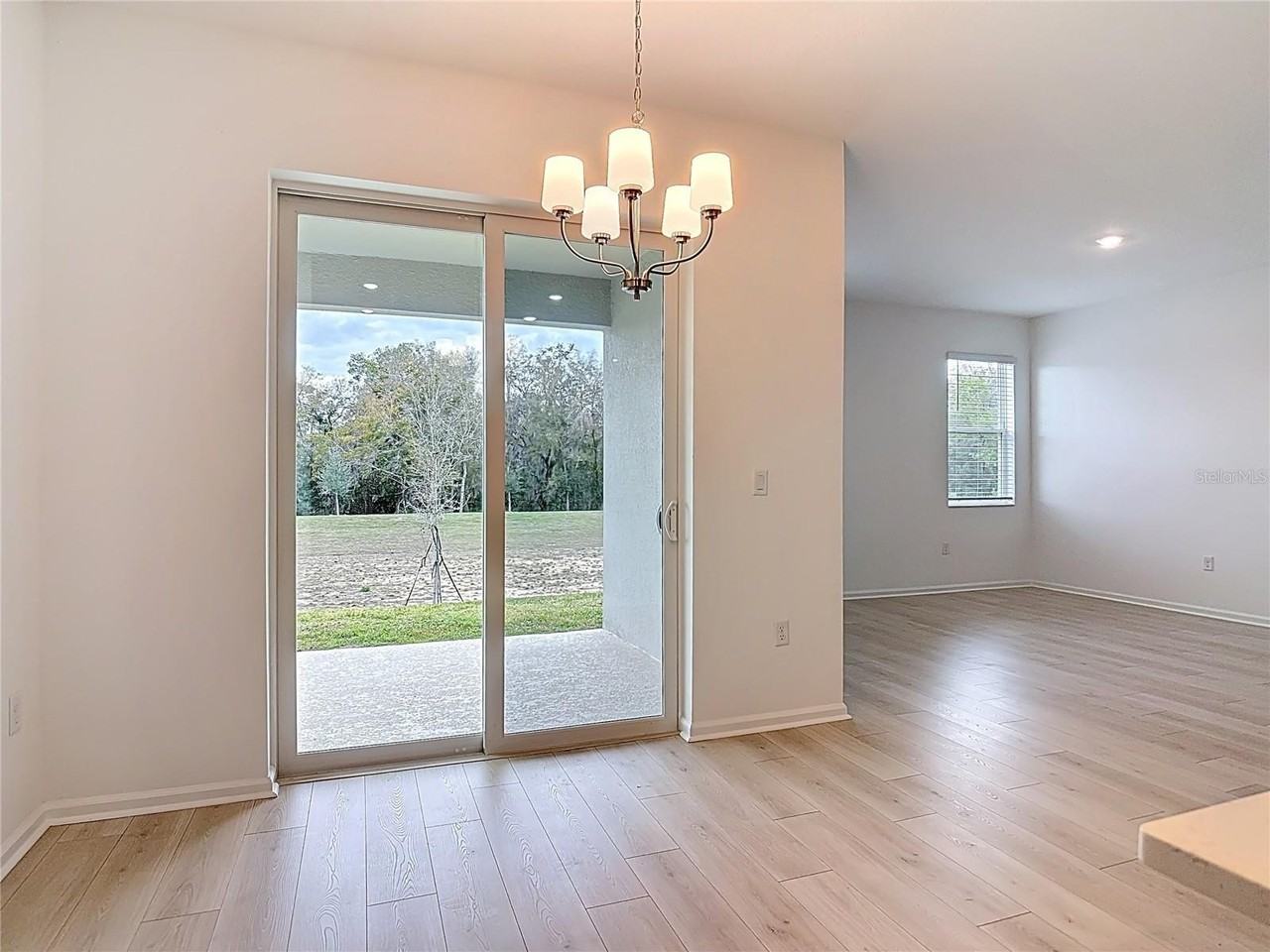 2950 Supermarine Rd - Photo 7 of 41