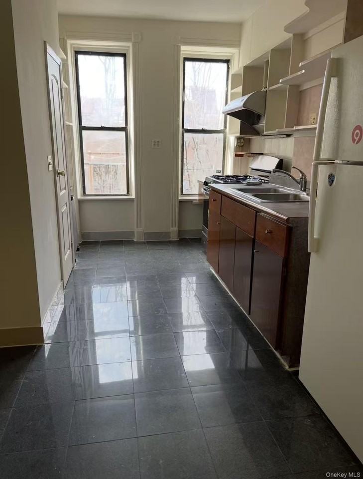 185 Menahan St Apt 3r - Photo 2 of 8