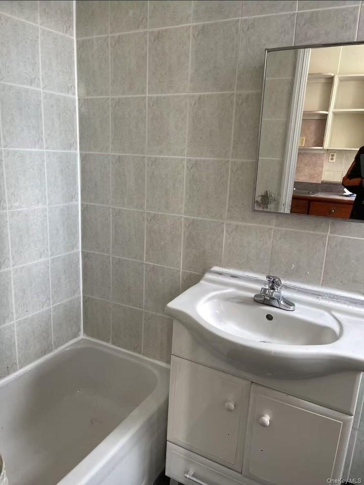 185 Menahan St Apt 3r - Photo 7 of 8