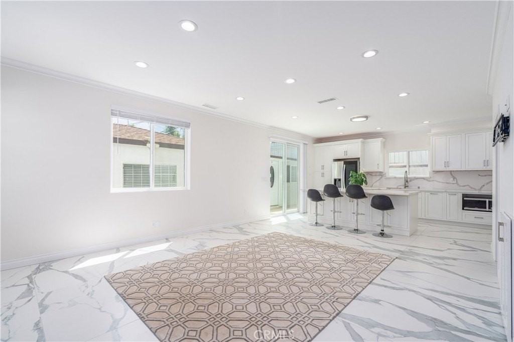 8421 Bleriot Ave - Photo 3 of 29