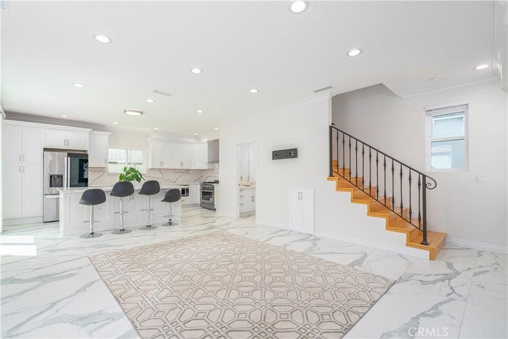 8421 Bleriot Ave - Photo 4 of 29