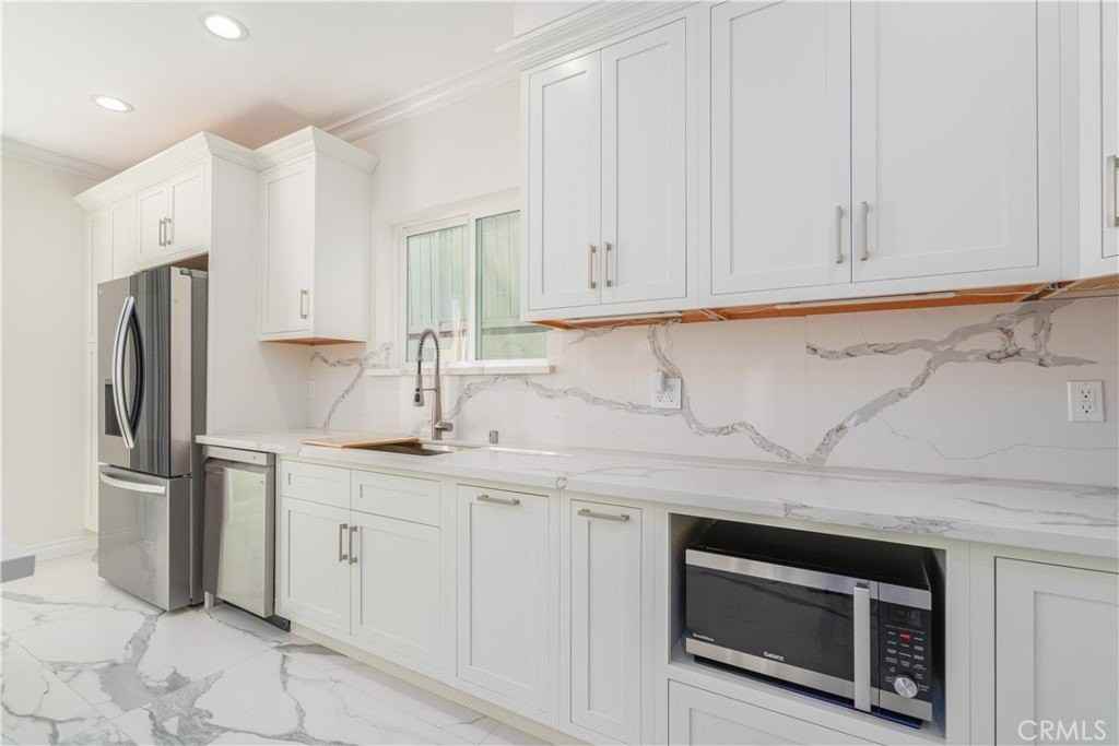 8421 Bleriot Ave - Photo 6 of 29