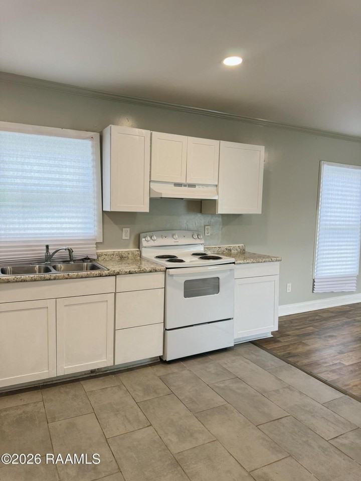 1002 E Simcoe St - Photo 2 of 11