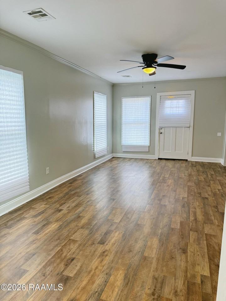 1002 E Simcoe St - Photo 6 of 11