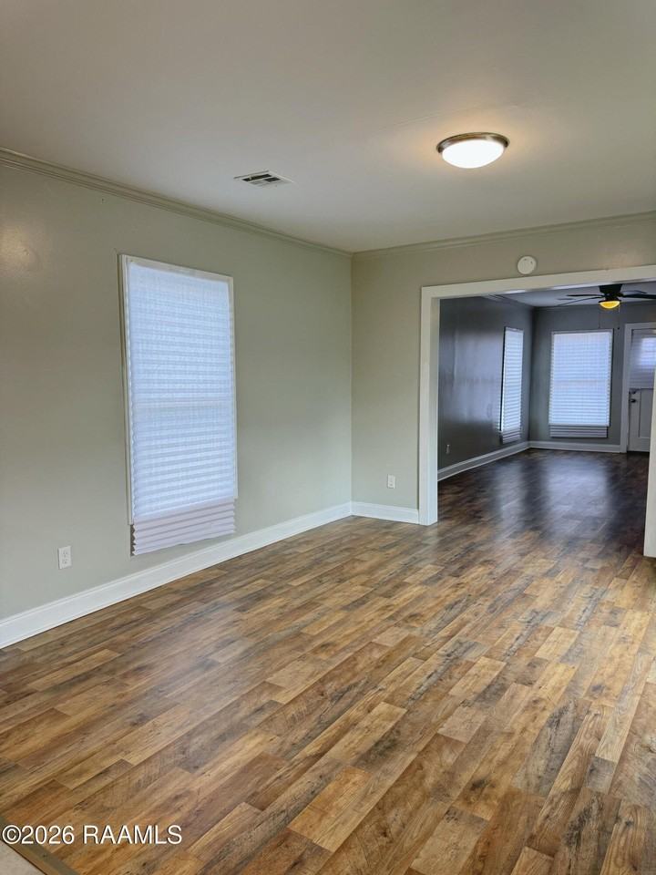 1002 E Simcoe St - Photo 7 of 11