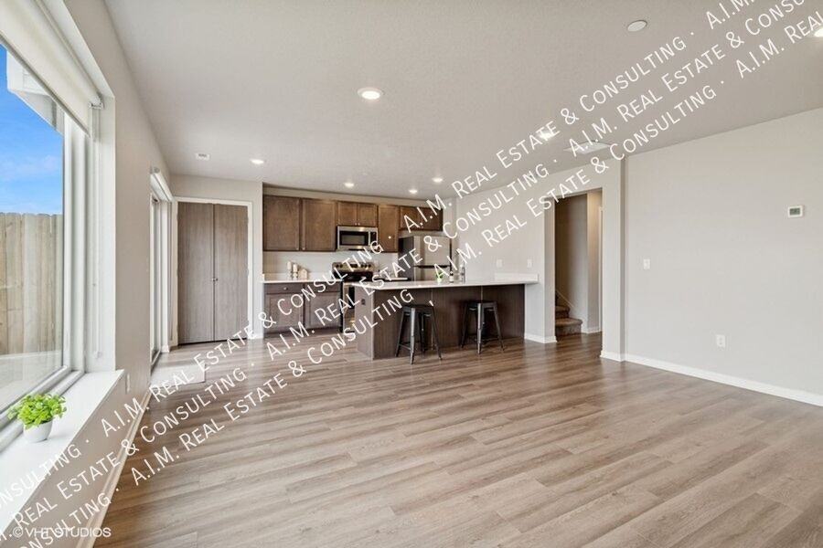 Edgeland Bondurant - Photo 4 of 36