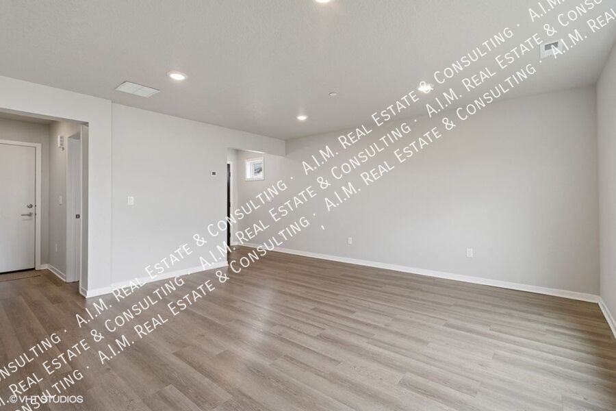 Edgeland Bondurant - Photo 5 of 36