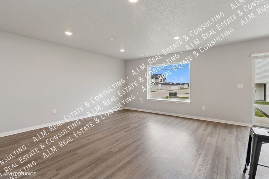 Edgeland Bondurant - Photo 6 of 36