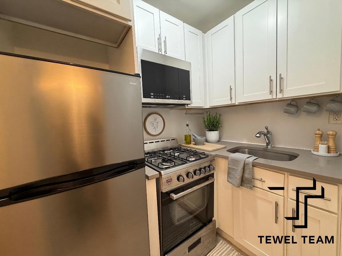 113 West 82 Street - Photo 4 of 11