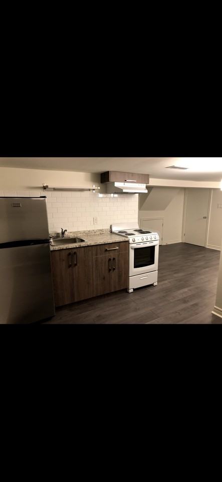 Queen St S - Photo 3 of 4