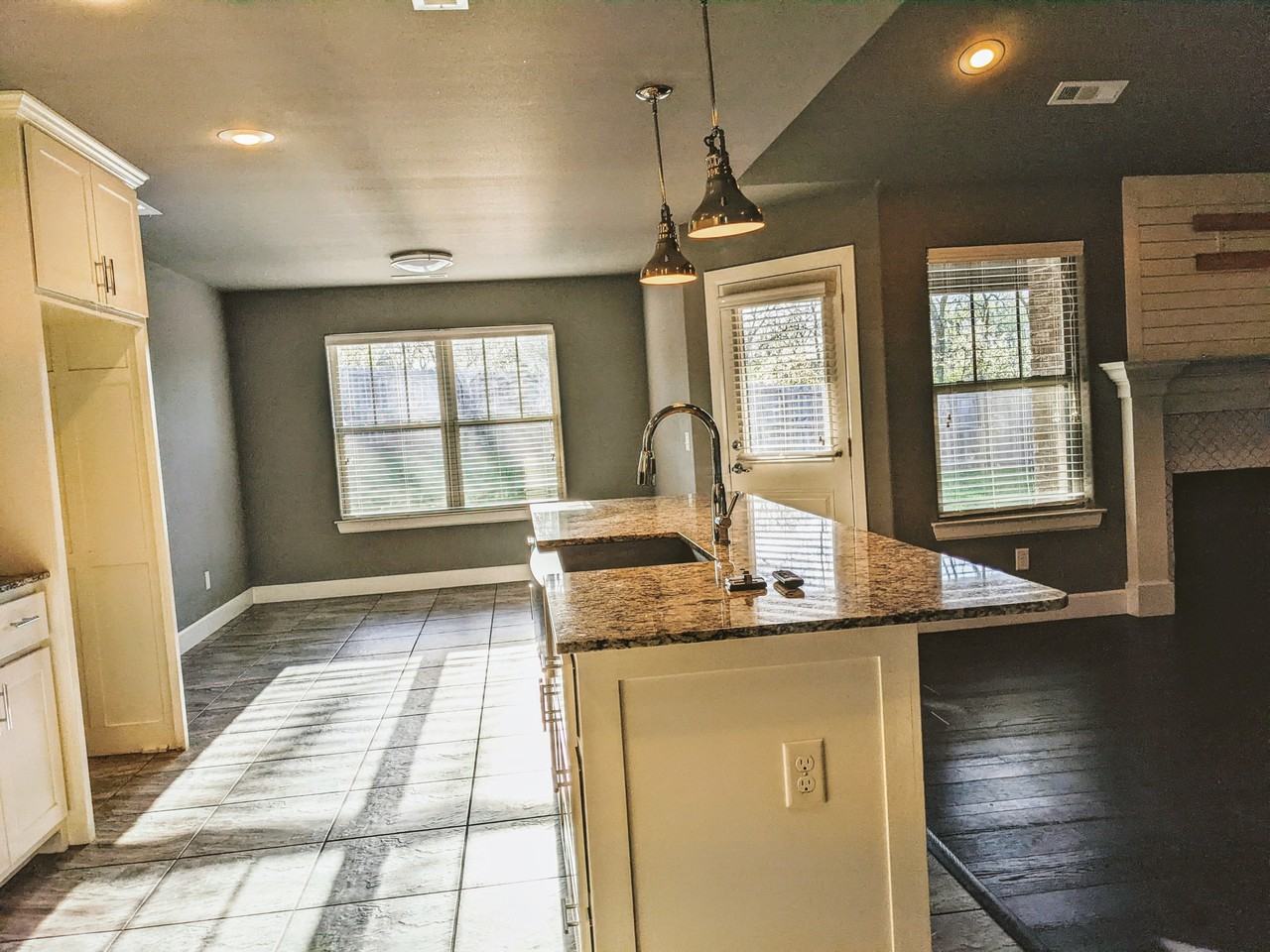 700 Hawthorn Way - Photo 4 of 9