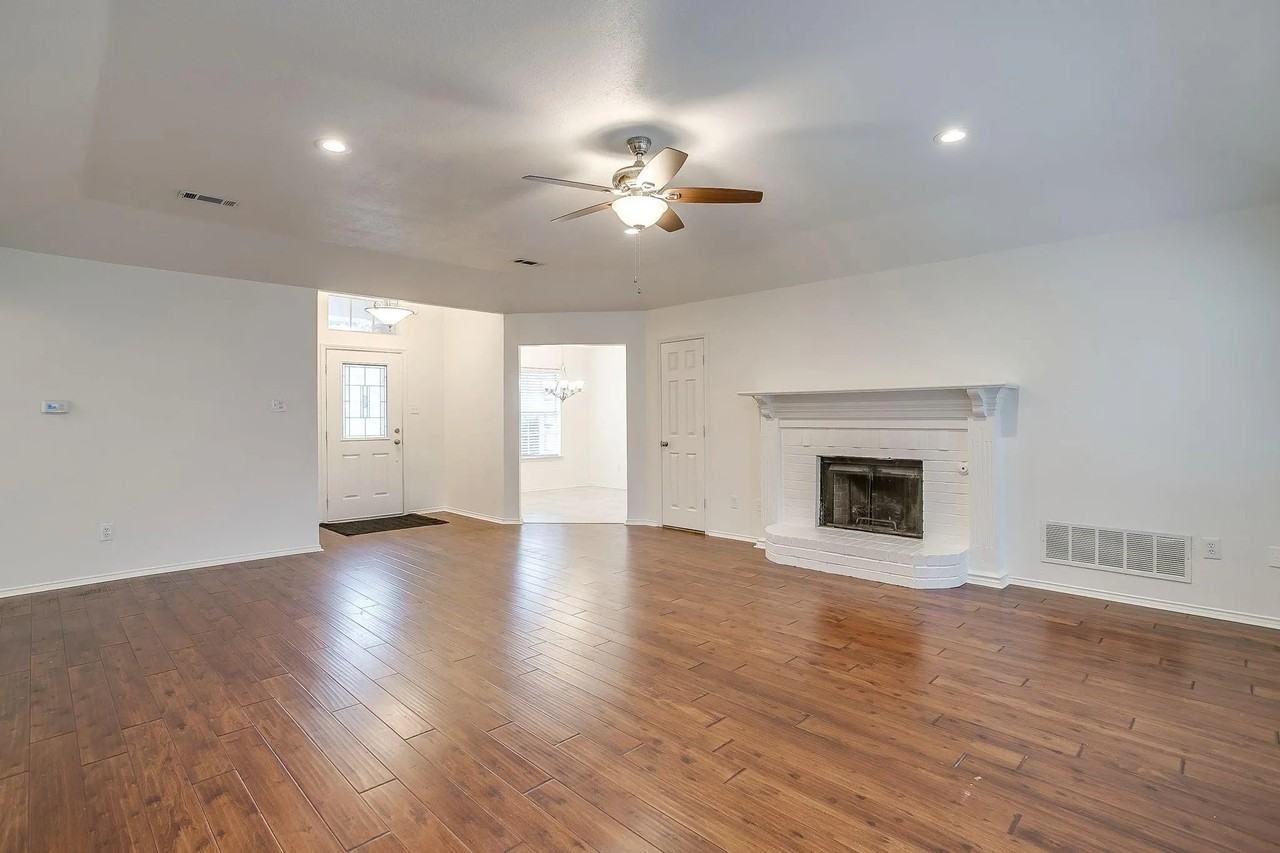 701 Stonebrooke Dr - Photo 2 of 22