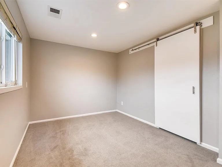 1403 Lefthand Dr - Photo 3 of 17