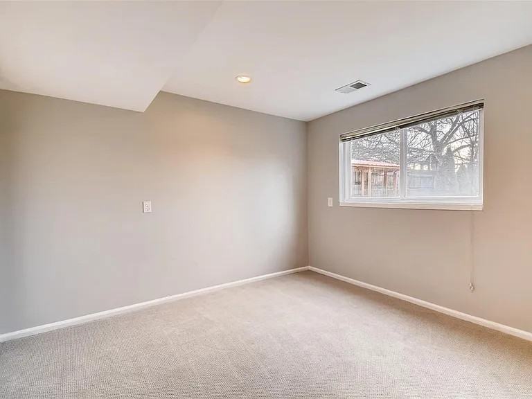 1403 Lefthand Dr - Photo 4 of 17