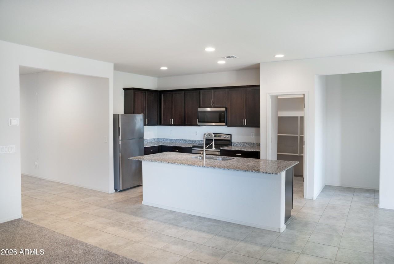 43633 W Yucca Ln - Photo 4 of 23