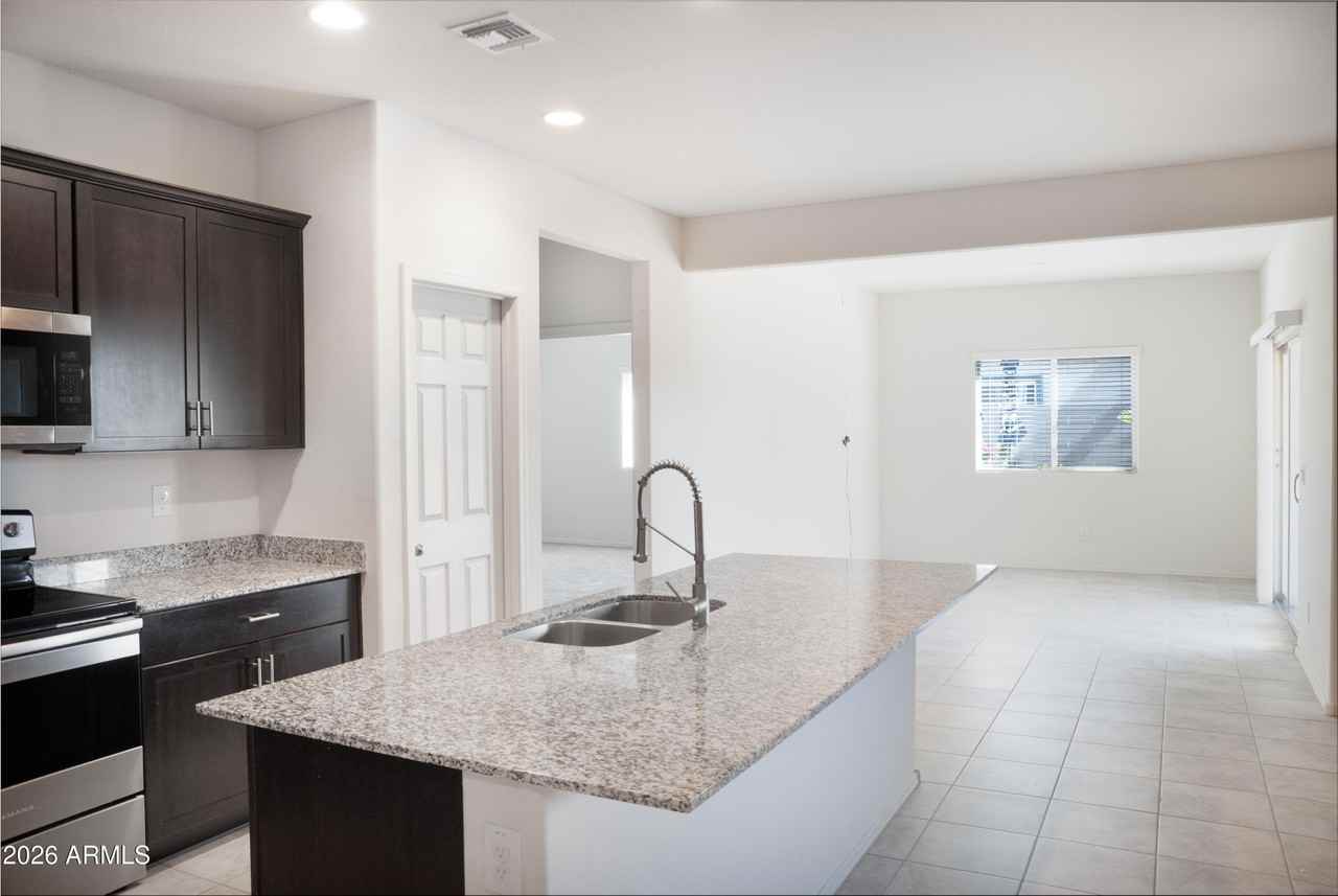 43633 W Yucca Ln - Photo 5 of 23