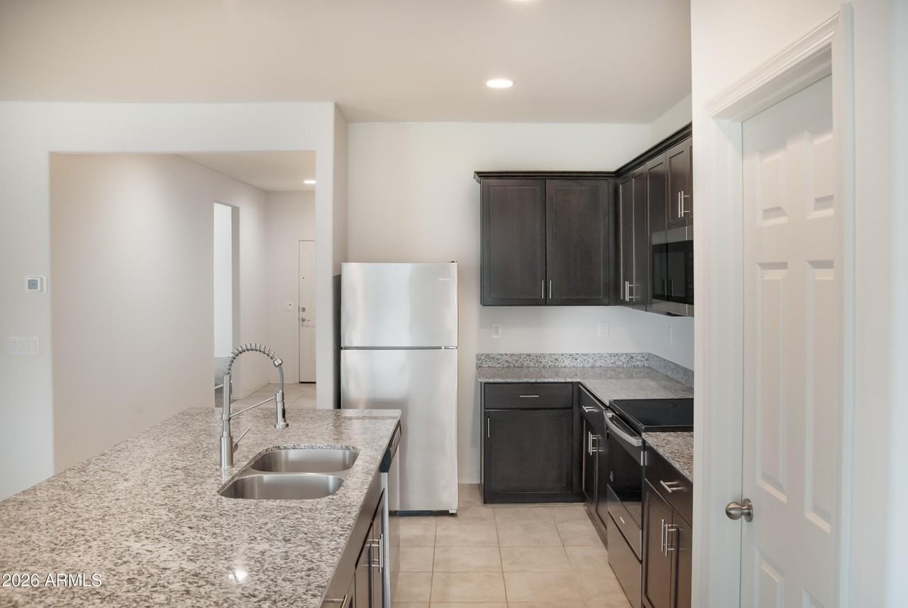 43633 W Yucca Ln - Photo 6 of 23