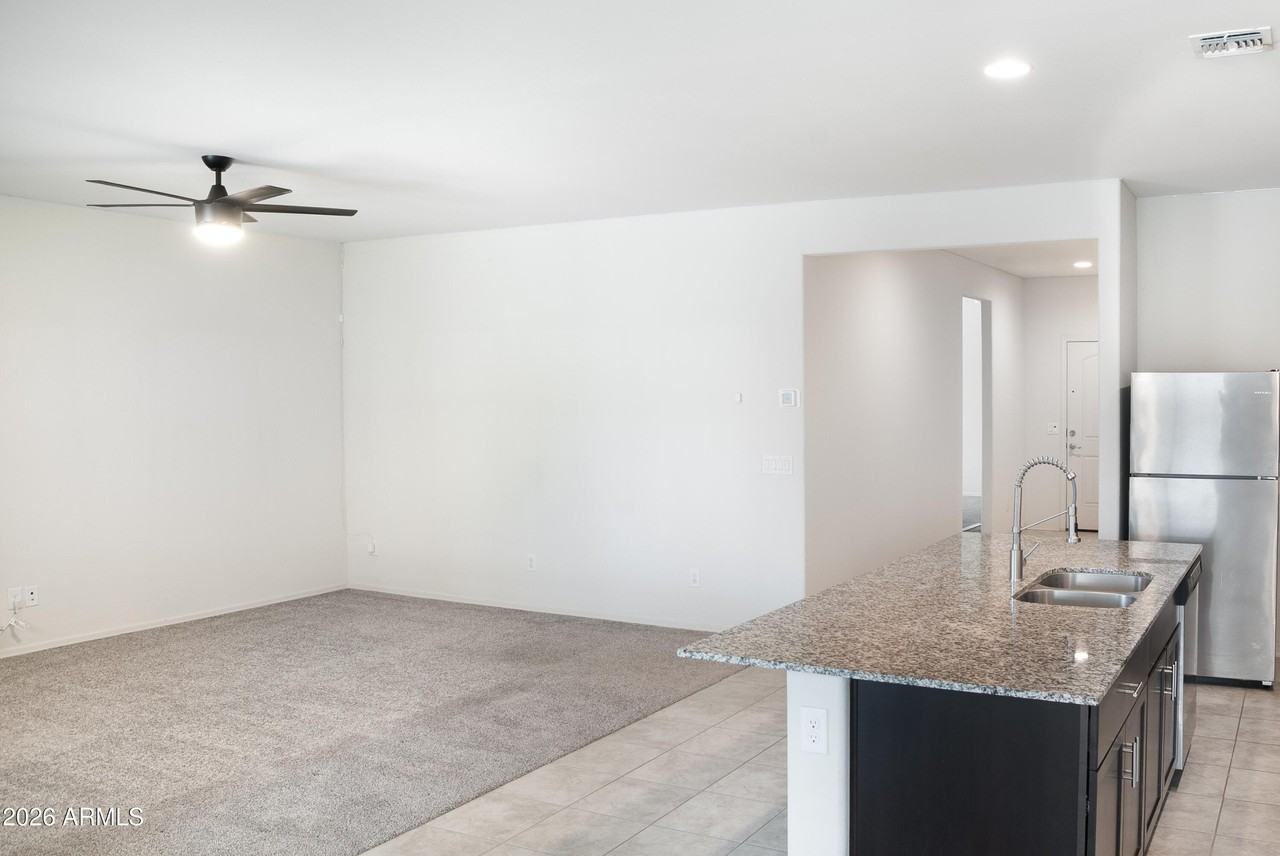 43633 W Yucca Ln - Photo 7 of 23