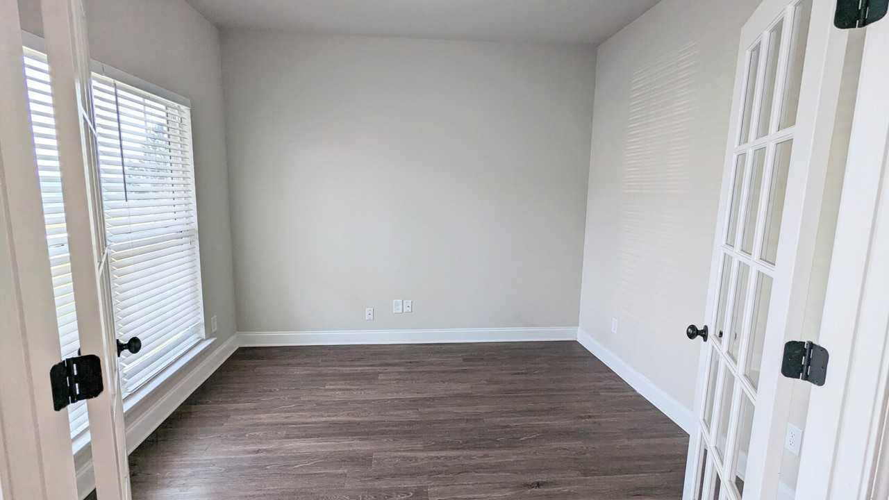 805 Burlington Dr - Photo 2 of 10