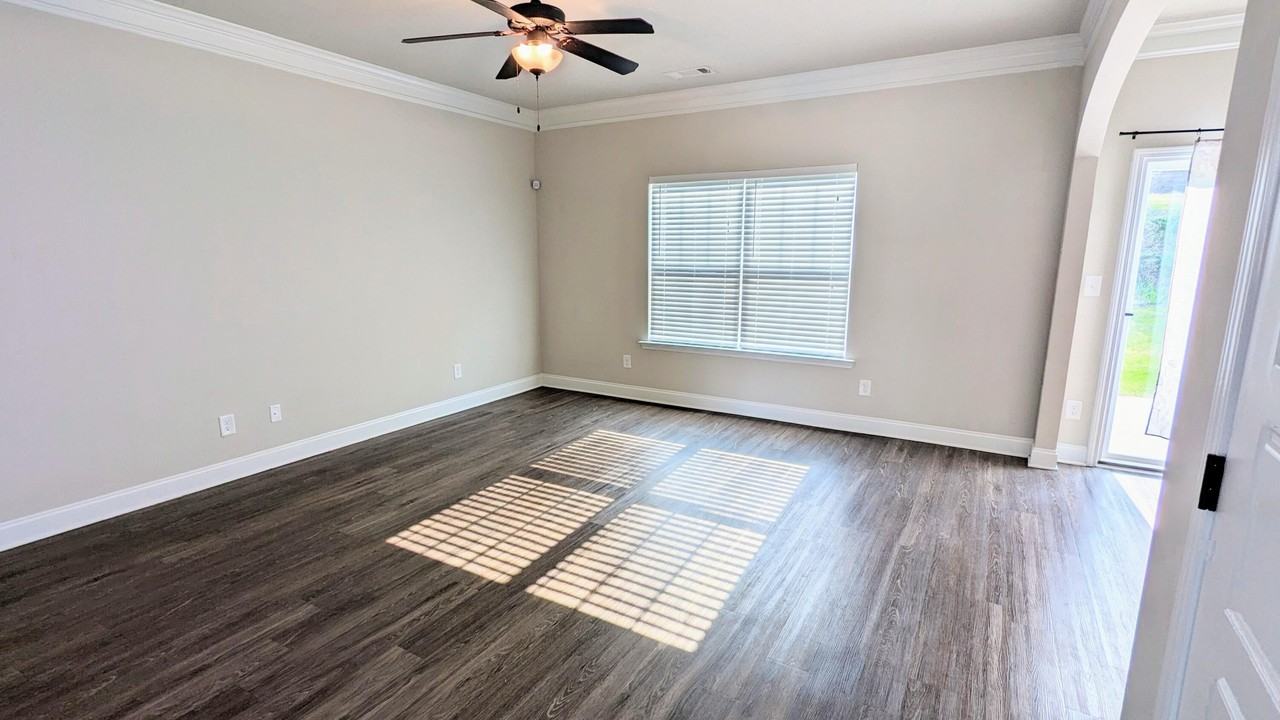 805 Burlington Dr - Photo 3 of 10