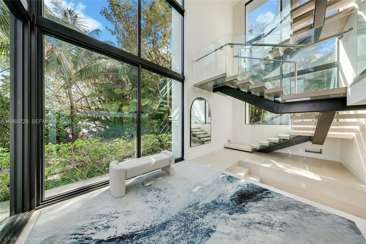 420 N Hibiscus Dr - Photo 3 of 37