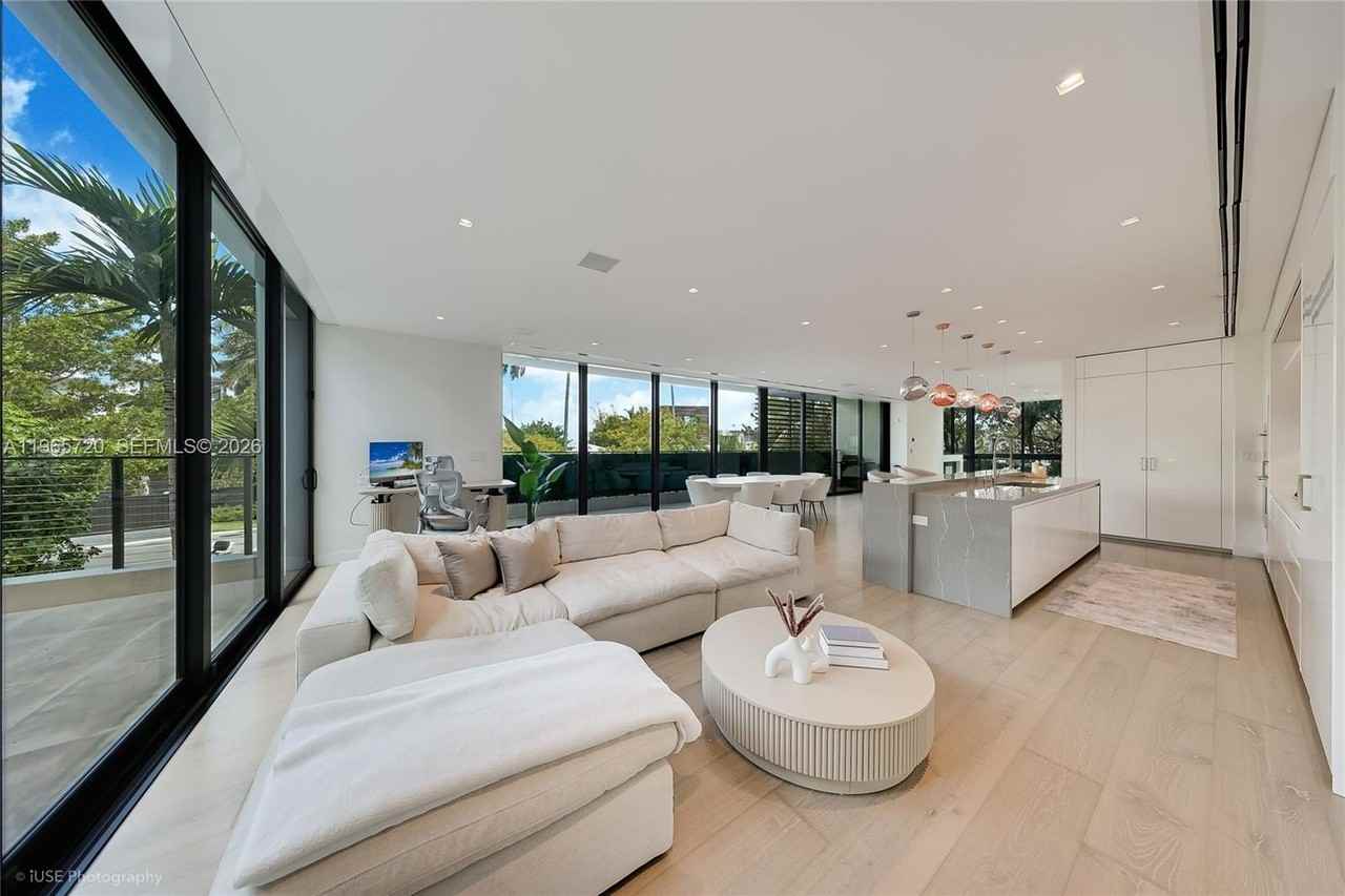 420 N Hibiscus Dr - Photo 6 of 37