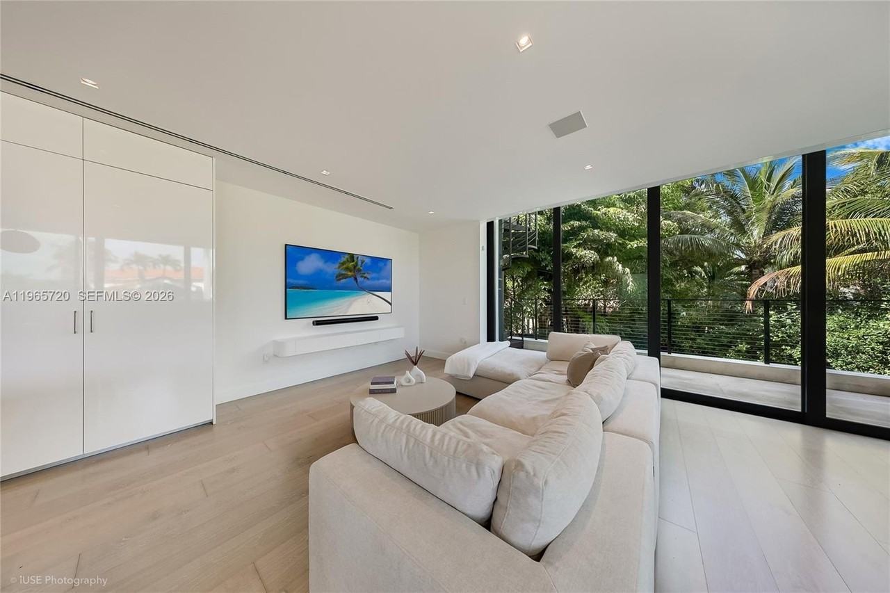 420 N Hibiscus Dr - Photo 7 of 37