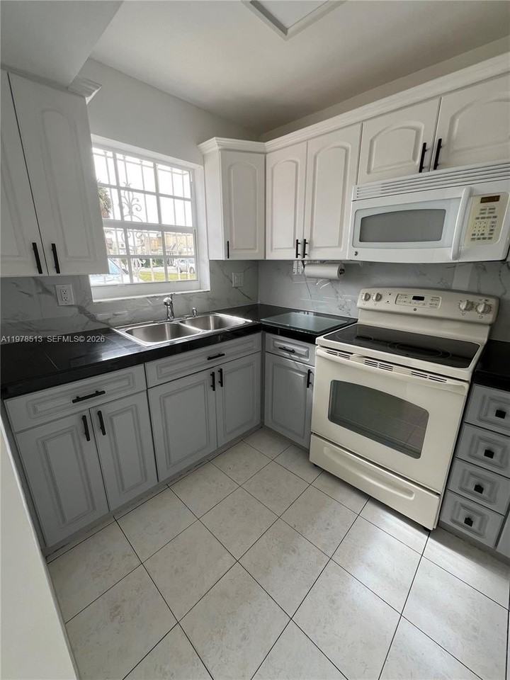 1165 W 38th Ter #35 - Photo 6 of 26