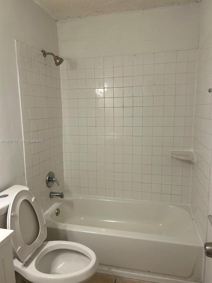 1631 Sw 44th Ave #1-3 - Photo 5 of 7