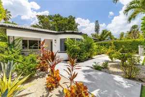 featured image of 741 Ne 87th St