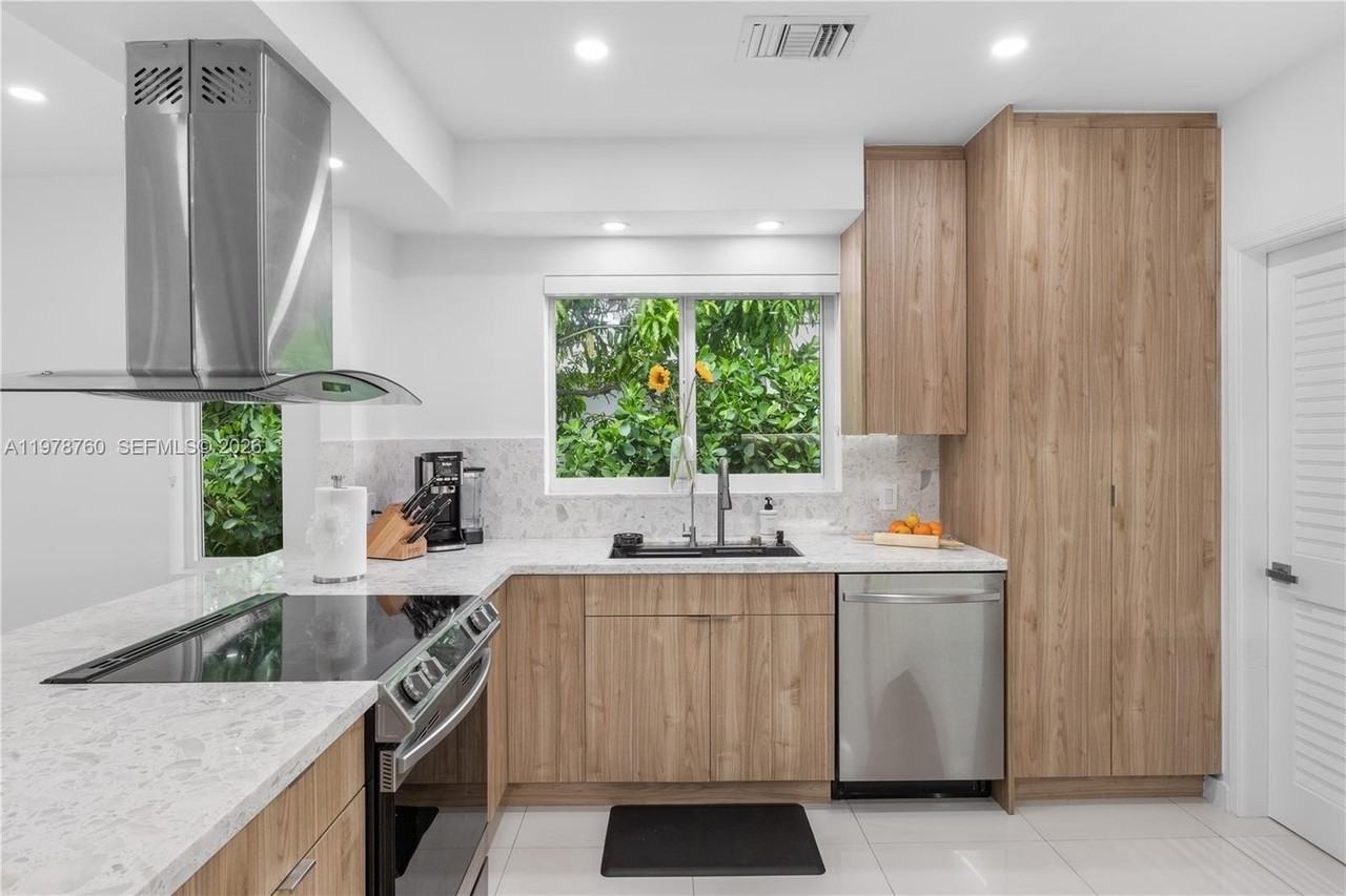 741 Ne 87th St - Photo 6 of 26