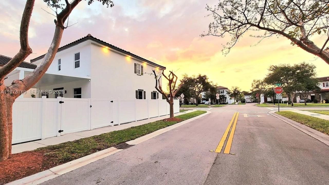 17070 Sw 91st St - Photo 5 of 50