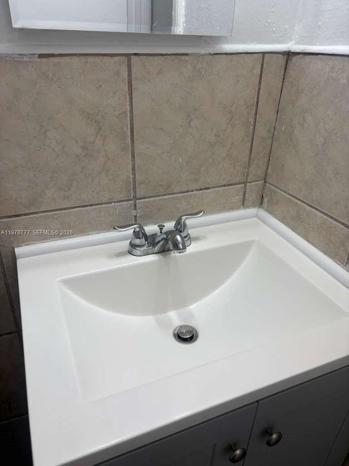 1715 Nw 8th Ct #1 - Photo 6 of 9