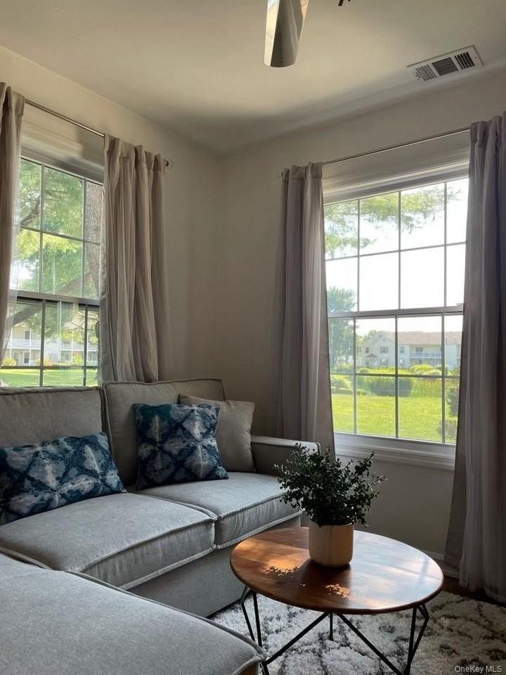 208 Fairview Cir - Photo 2 of 11