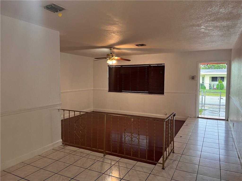 5201 Sw 19th St - Photo 5 of 12