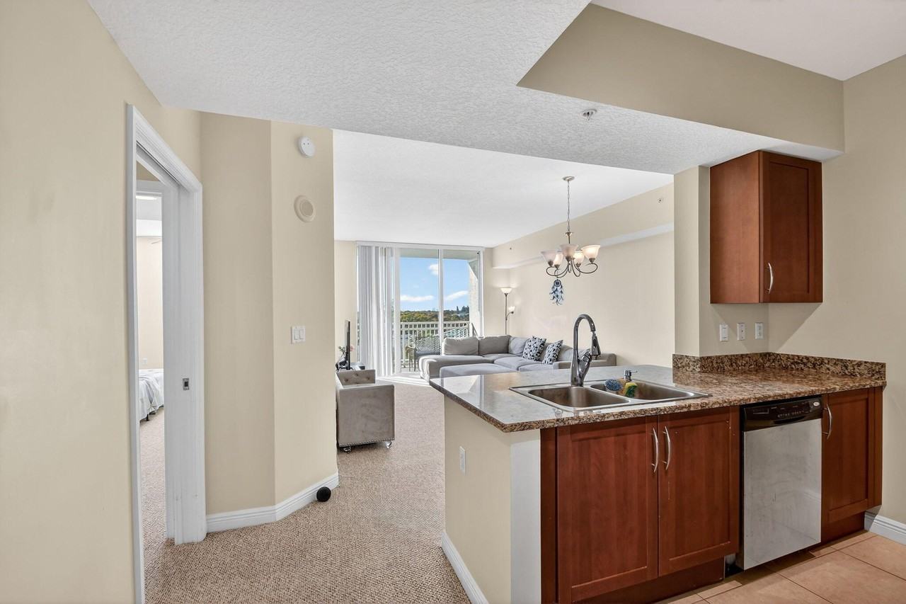 350 N Federal Hwy #502 - Photo 3 of 48