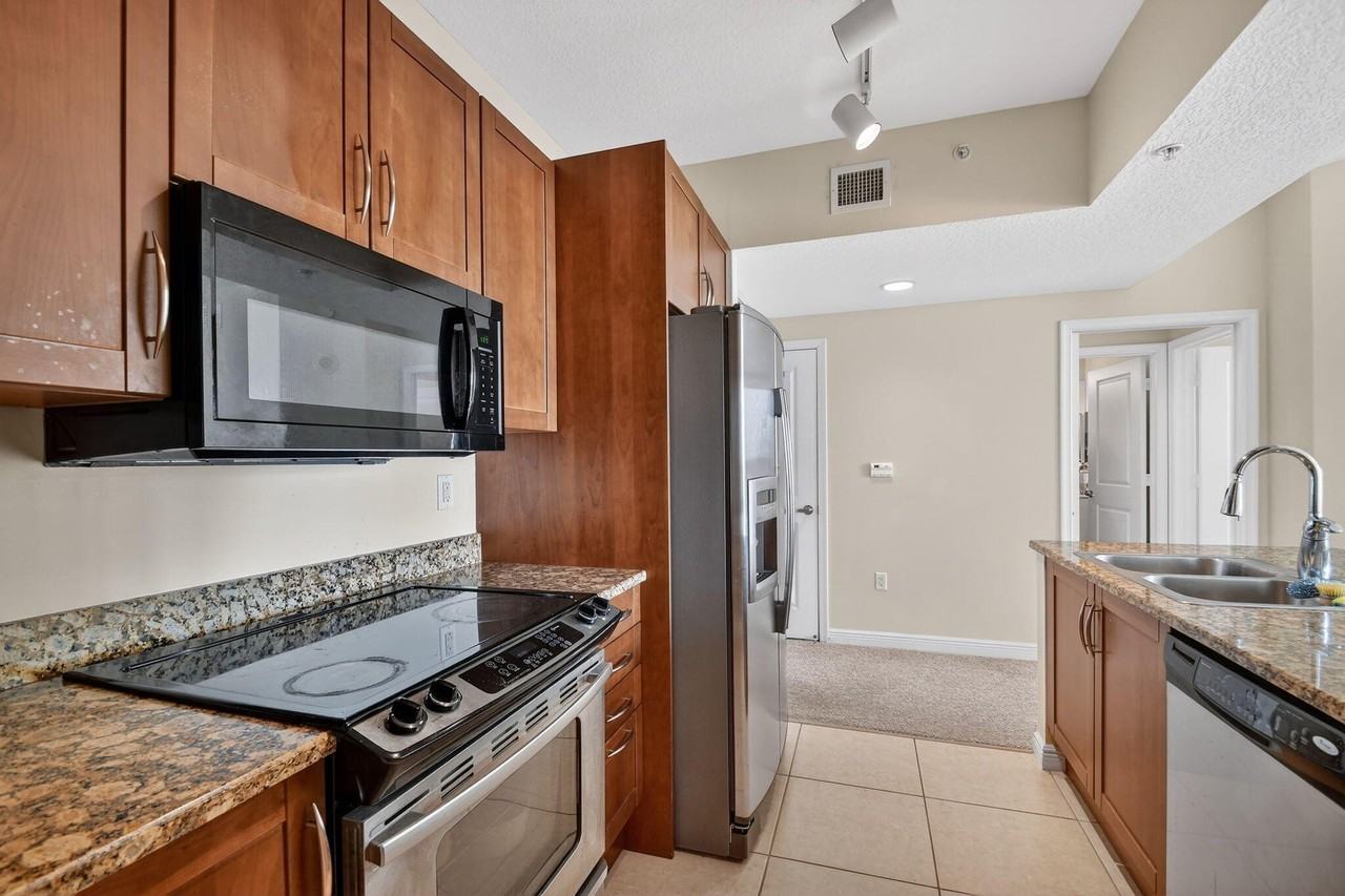 350 N Federal Hwy #502 - Photo 7 of 48