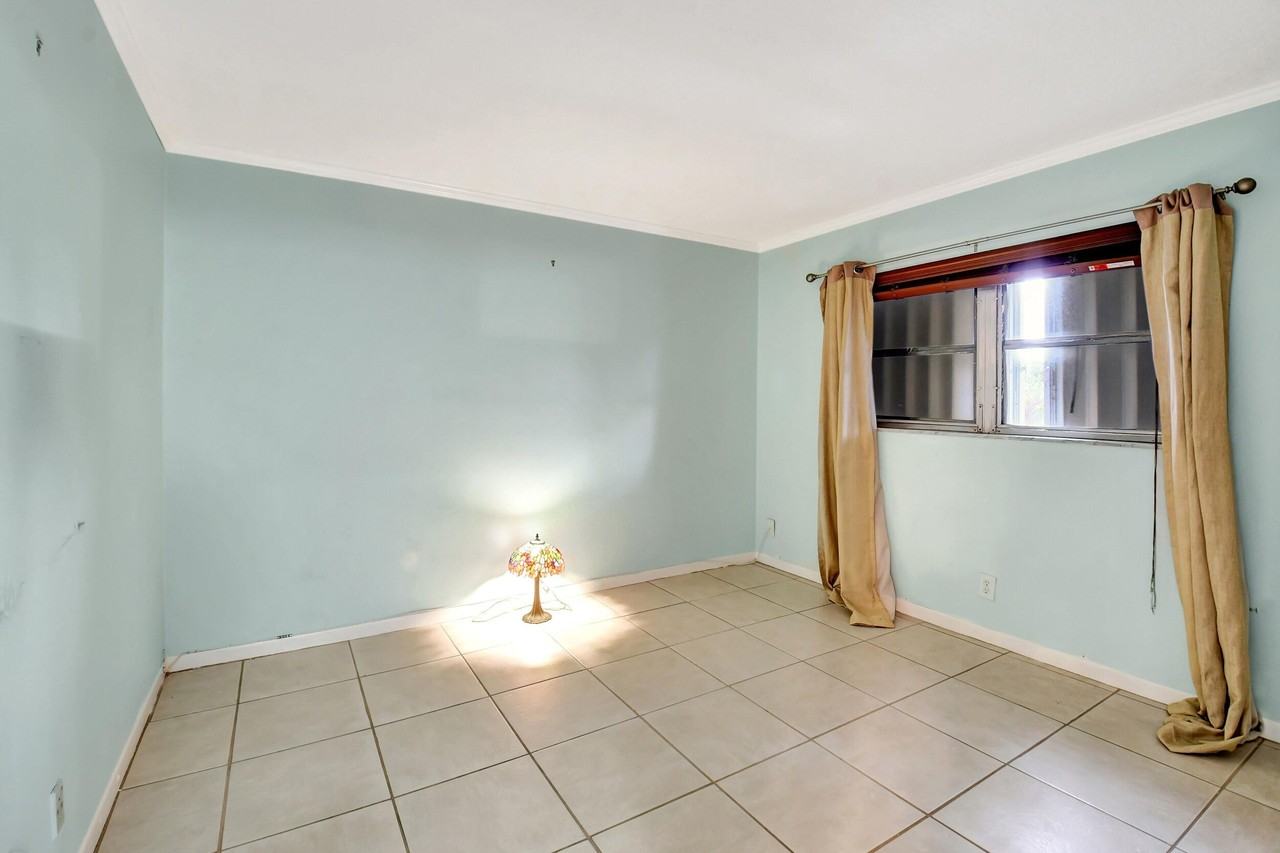 205 Ne 3rd St #208 - Photo 6 of 12