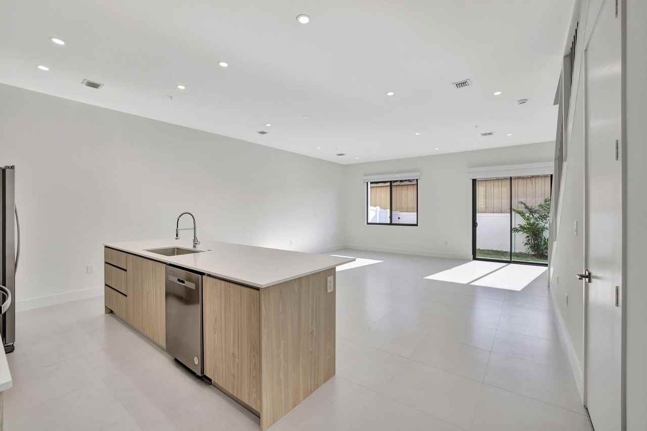 4208 Ne 7th Ter - Photo 2 of 33