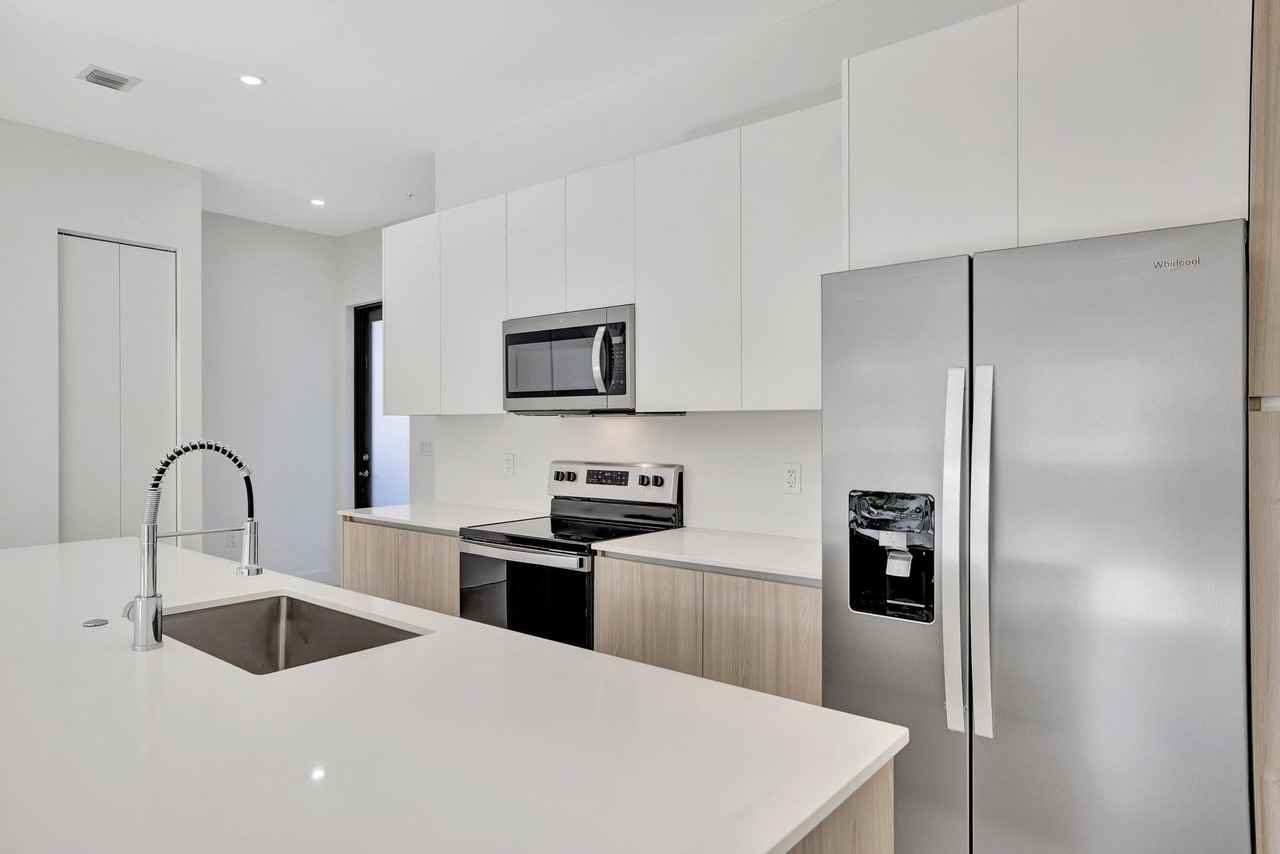 4208 Ne 7th Ter - Photo 3 of 33